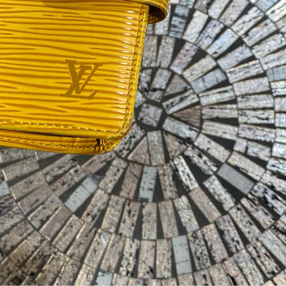 $$ Drop!LouisVuitton Epi Wallet Yellow. Please see pics for complete description - Picture 4 of 16